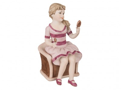 Статуэтка "девушка в кресле" высота=19 см.11*9 см. S.v. Di (282-119) 