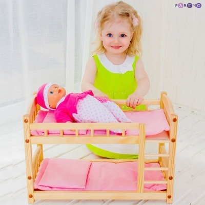 Двухъярусная кукольная кроватка из дерева, розовый текстиль (PFD116-04)