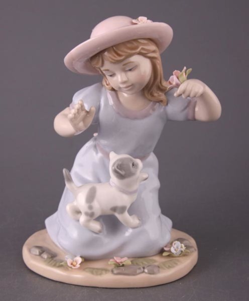 Статуэтка "девочка с котенком" высота=15 см. Porcelain Manufacturing (461-074) 