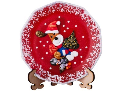 Тарелка стеклянная декоративная на подставке диаметр 150. рисунок: символ года: собака с елкой на кр (135-5251) 