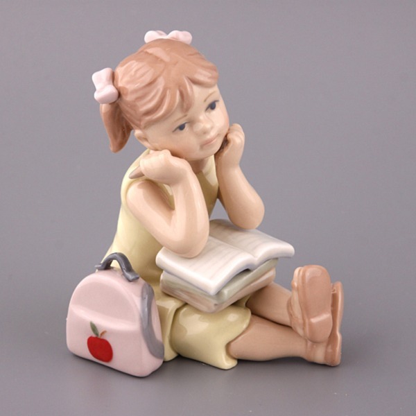 Статуэтка "девочка с книгой" высота=9 см. Porcelain Manufacturing (461-151) 