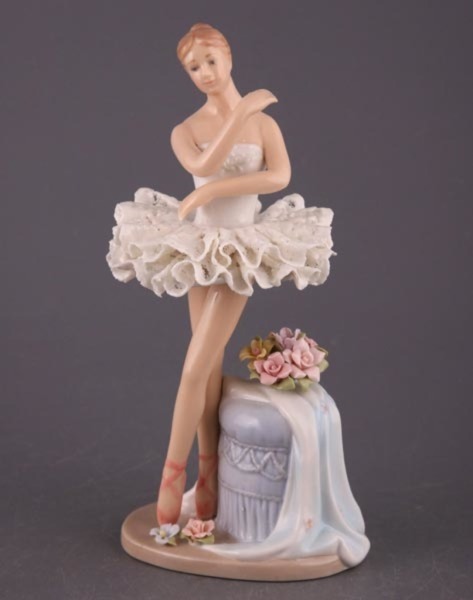 Статуэтка "балерина" высота=18 см. серия "фарфоровые кружева" Lefard (461-097)